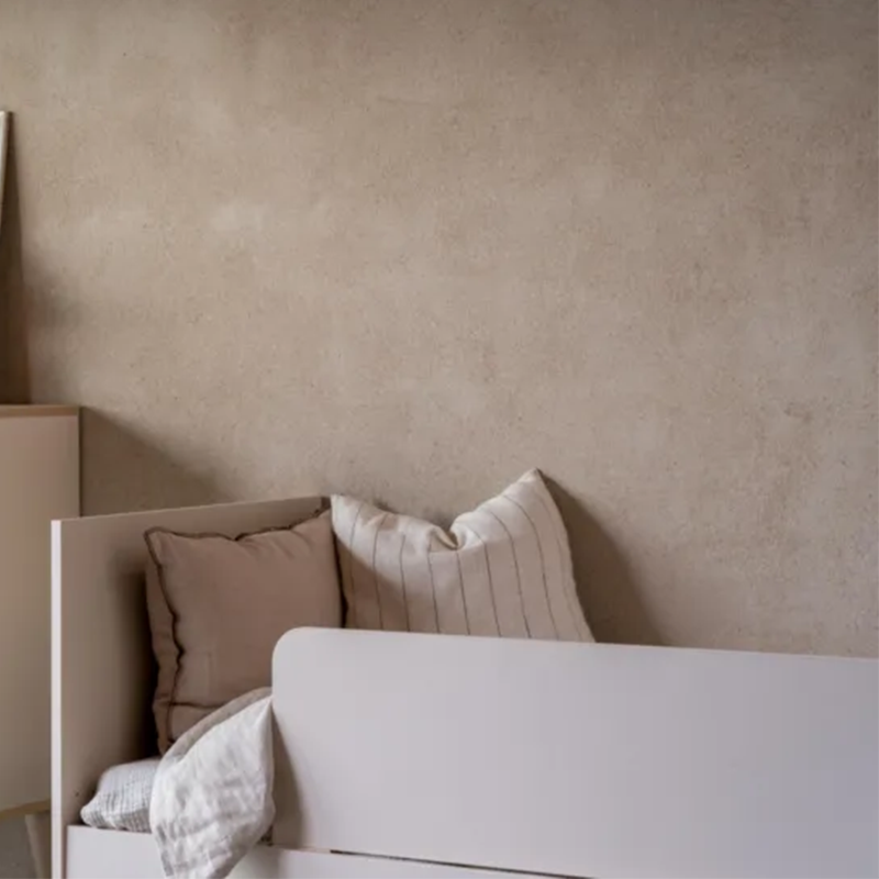 Kopfende von Bett in Grau mit 2 Kissen in Rosa und Weiss und mit Rausfallschutz von Quax.