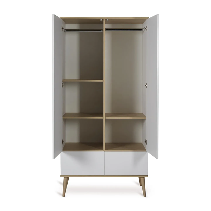 Schrank mit zwei offenen Türen in Weiss von Quax. Mit verschiedenen Regalböden und Kleiderstangen.