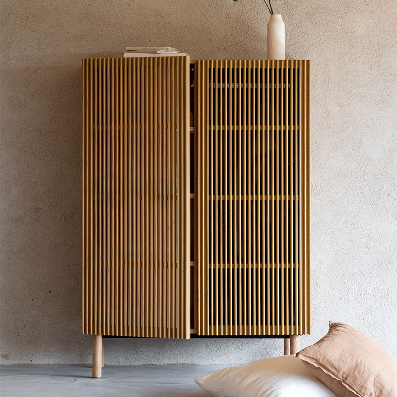 Eichenschrank mit zwei Türen von Quax. Auf dem Schrank steht eine Vase und Bücher