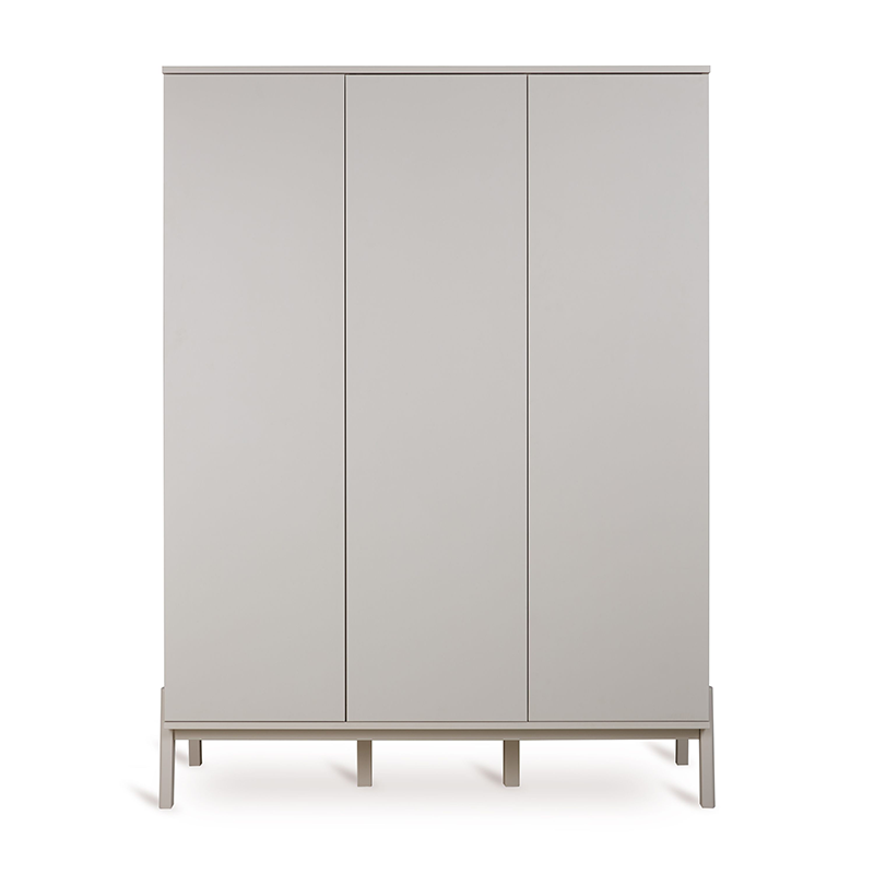 Dreitüriger Schrank in Grau von Quax.