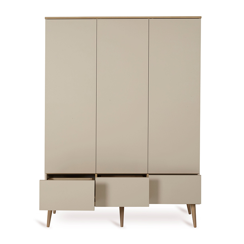 Dreitüriger Schrank in Beige mit Holzbeinen und unten 3 offenen Schubladne von Quax.
