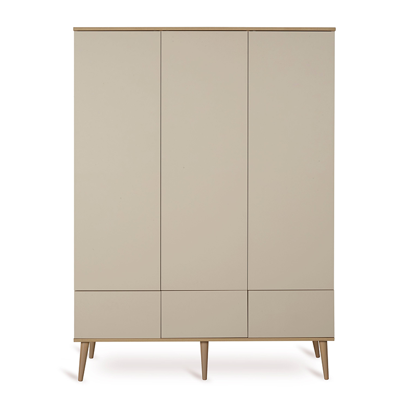 Dreitüriger Schrank in Beige mit Holzbeinen von Quax.