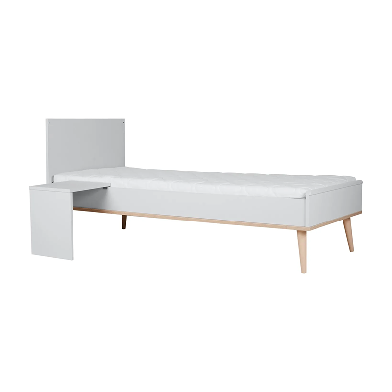 Juniorbett mit Nachttisch in Weiss mit Matratze mit Beinen aus Buchenholz von Quax.