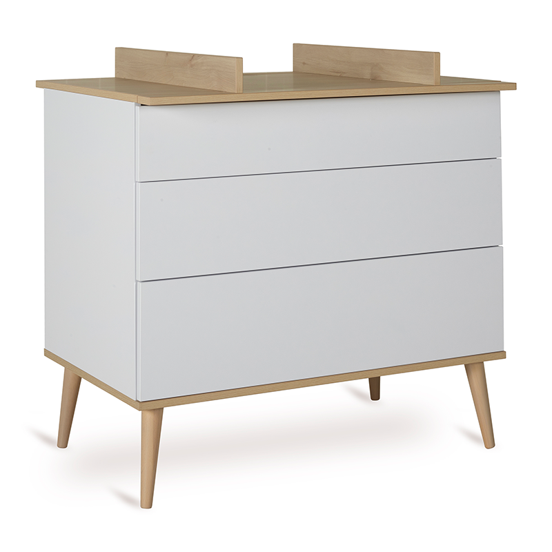 Wickelkommode in Weiss mit 3 geräumigen Schubladen mit Wickelaufsatz aus Buchenholz und Beinen aus Buchenholz von Quax.