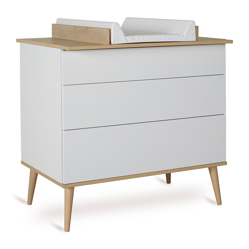 Wickelkommode in Weiss mit 3 geräumigen Schubladen mit Wickelaufsatz aus Buchenholz und Beinen aus Buchenholz von Quax.