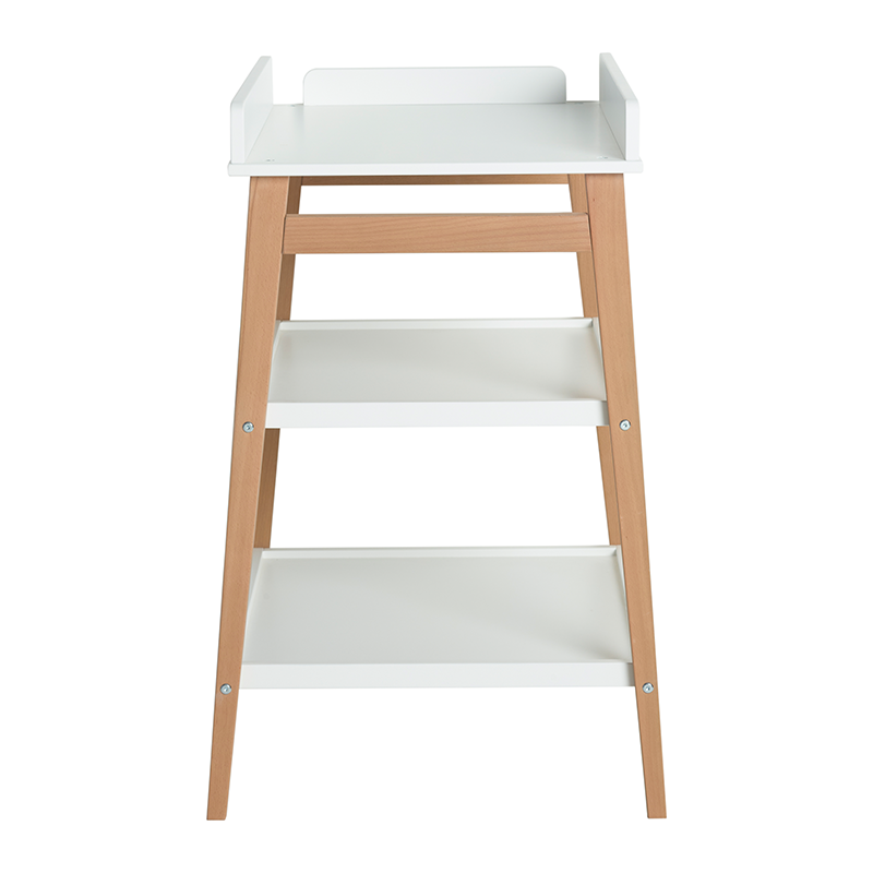 Wickeltisch in Weiss mit 2 Ablageböden und holzfarbenen Beinen von Quax.