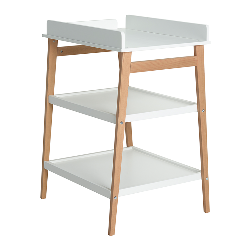 Wickeltisch in Weiss mit 2 Ablageböden und holzfarbenen Beinen von Quax. 