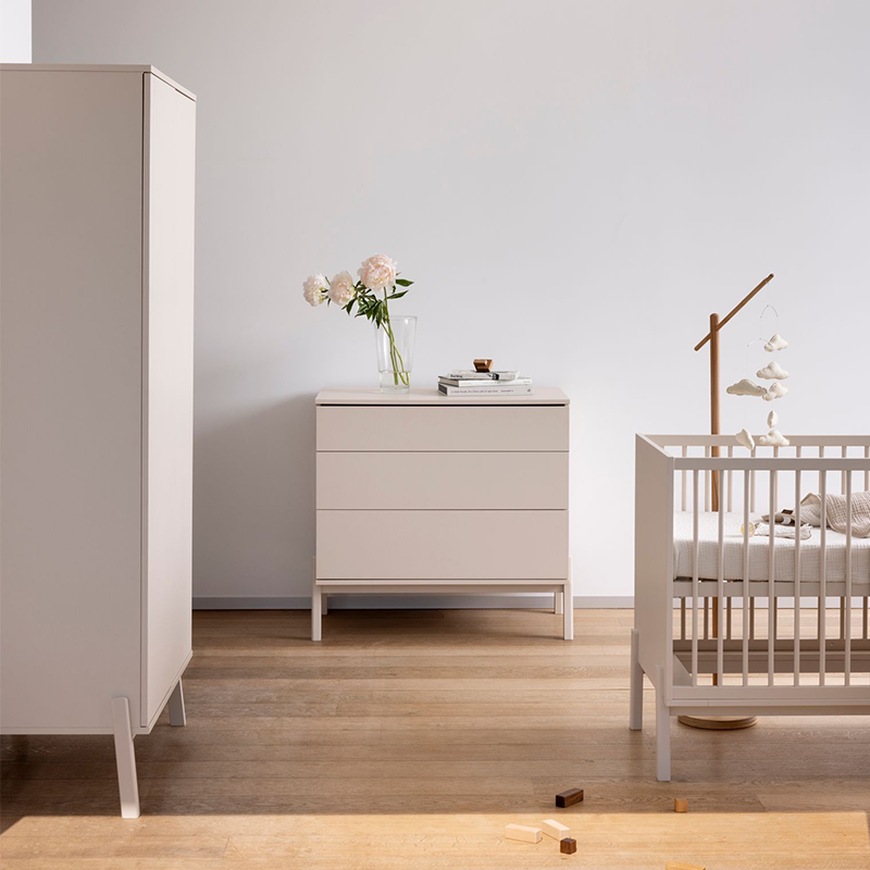 Kommode mit 3 Schubladen in einem Clay Farbton in Kinderzimmer mit Babybett und Schrank von Quax.
