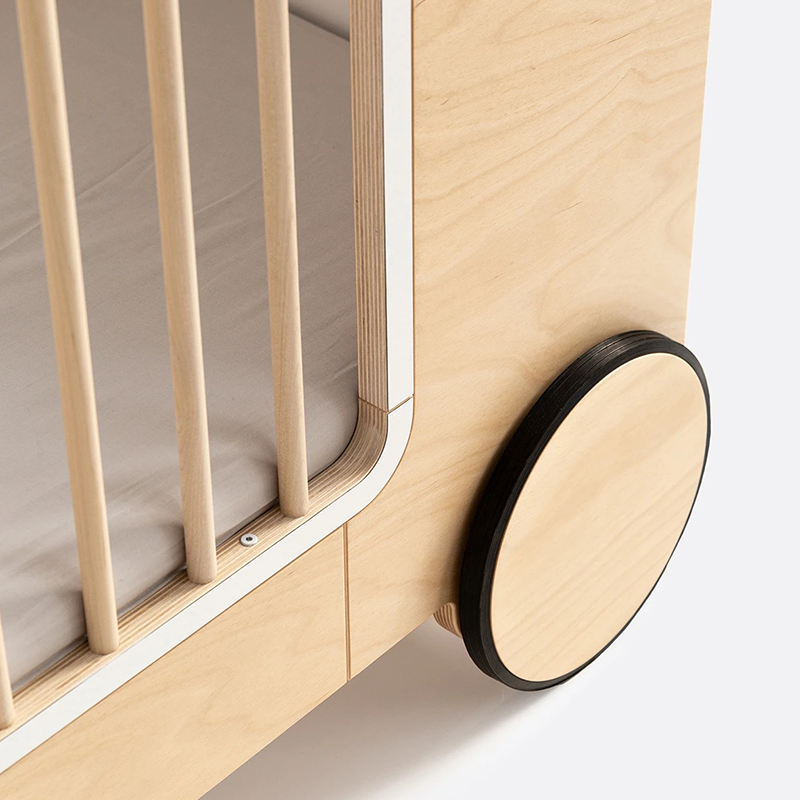 Rafa Kids schaukelndes Babybett Nahansicht Rad. 