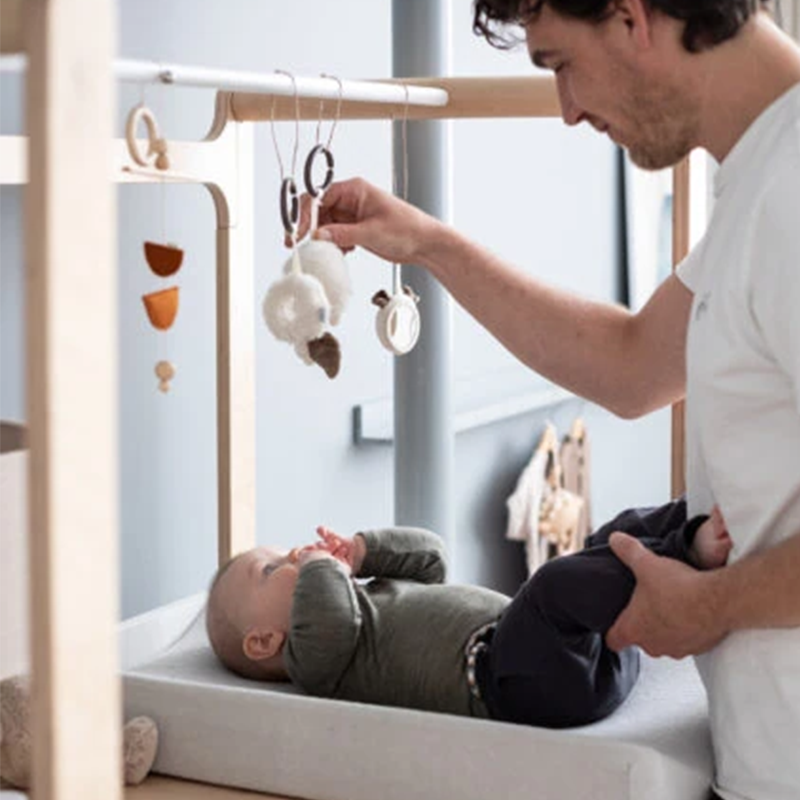 Vater wickelt Kind auf der Rafa Kids Wickelkommode H .