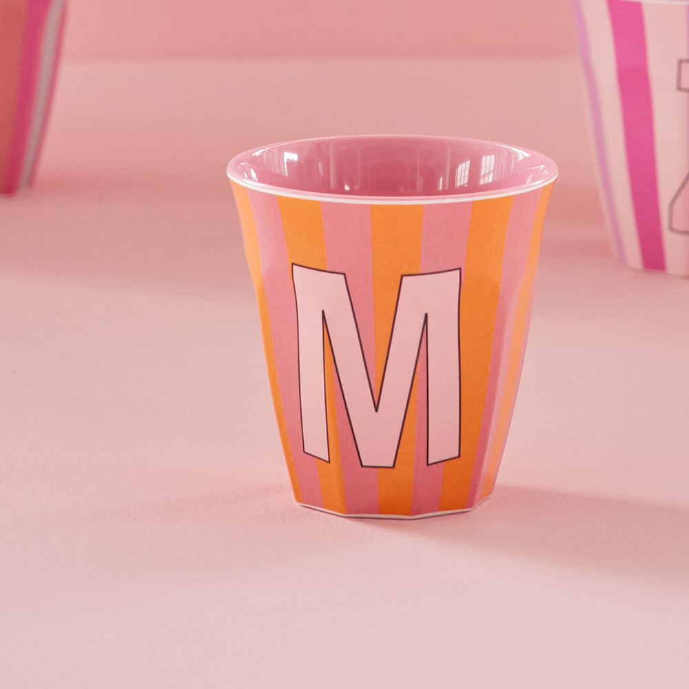 Rice Gobelet en mélamine moyen « Lettre M » rayures multicolores rose