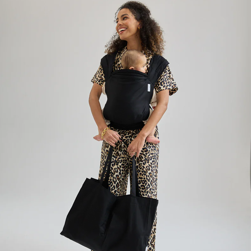 Babytrage in Schwarz von Sadiia.