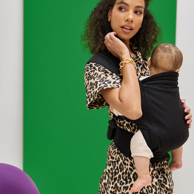 Babytrage in Schwarz von Sadiia.