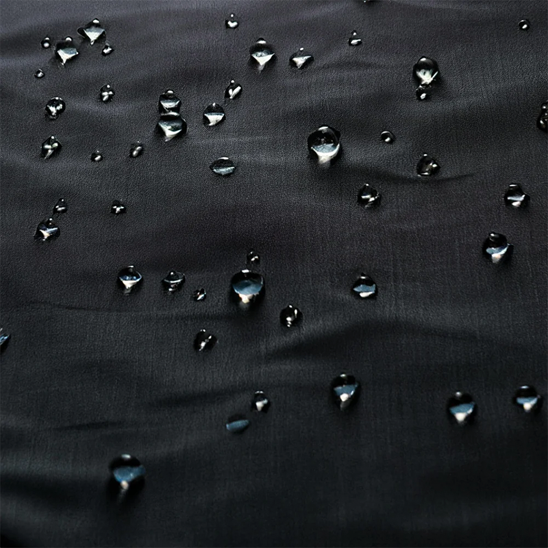 Sandiia Alwetter-Cover für Babytrage in Schwarz mit Vordertaschen für den Träger Material. 