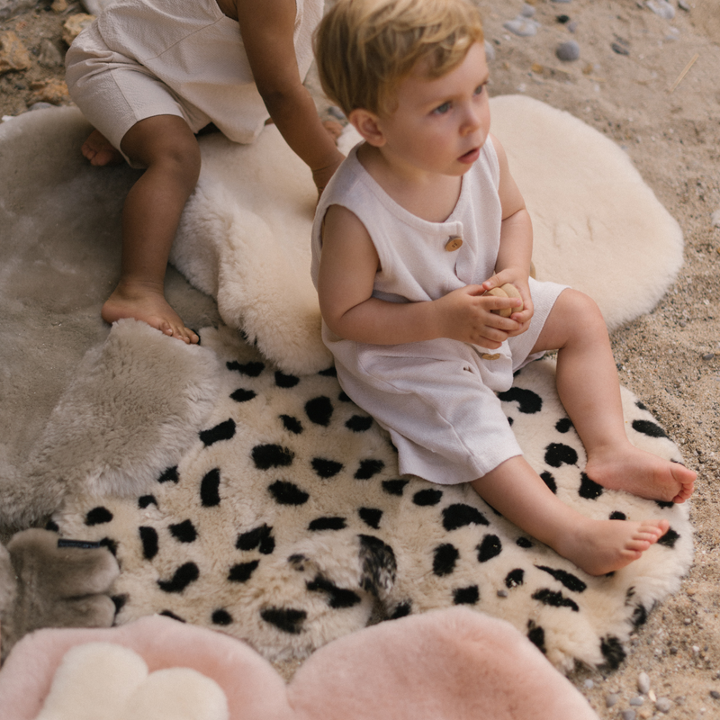 BINIBAMBA Schaffell-Sitzauflage Leopard Peanut - Online MY SNOWFLAKE