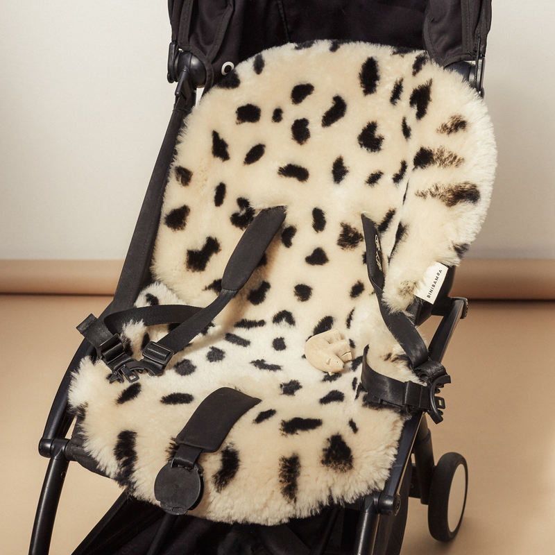 BINIBAMBA Schaffell-Sitzauflage Leopard Peanut - Online MY SNOWFLAKE