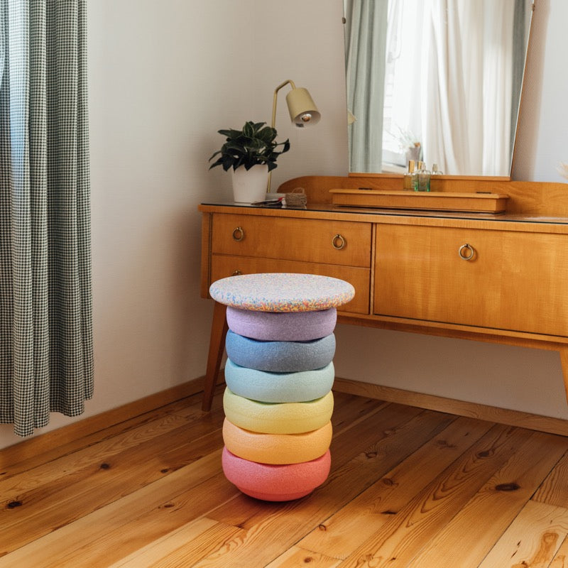 6 Stapelsteine in Pastellfarben und das Confetti Board im tollen Set hübsch angeordnet in einem Zimmer