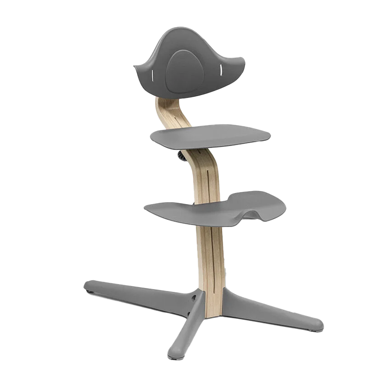 Nomi Hochstuhl für Kinder mit Mittelbalken aus Holz und Sitz, Rückenlehne  und Fussauflage und Füsse in grauem Plastik von Stokke