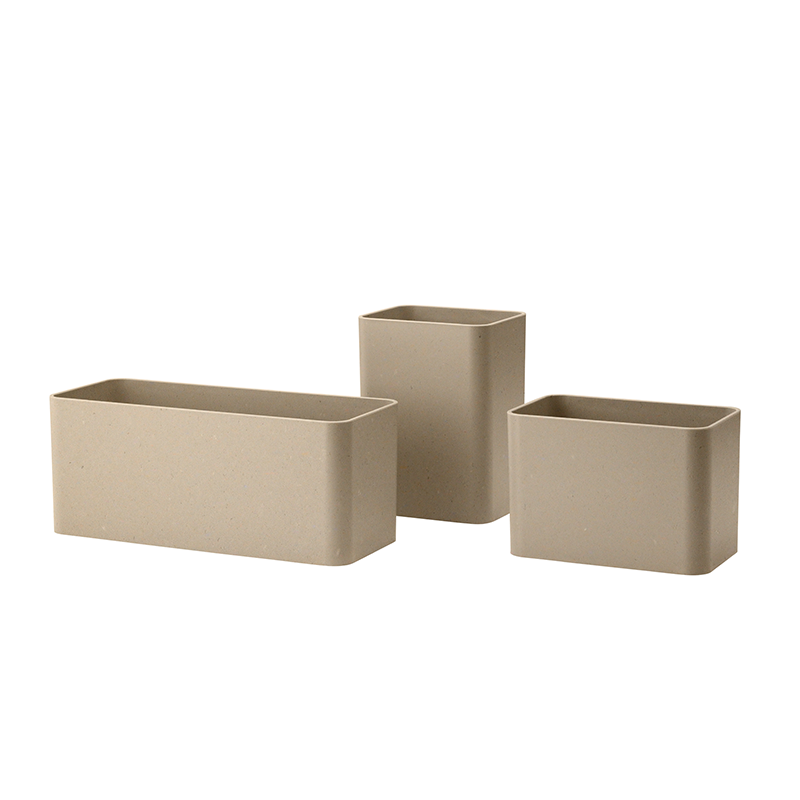 3 Aufbewahrungsboxen in verschiedenen Grössen in Beige, die an as String Furniture Regal gehängt werden können.