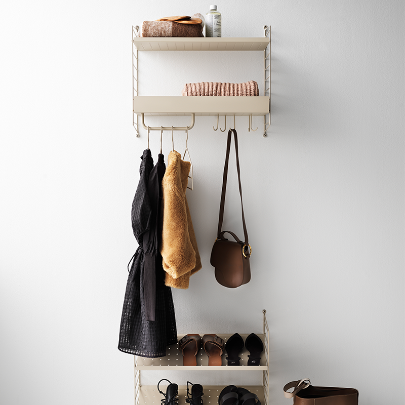 Garderobe mit Schuhregal und oben Hängeregal mit Haken in Beige um Jacken und Taschen aufhängen von String.