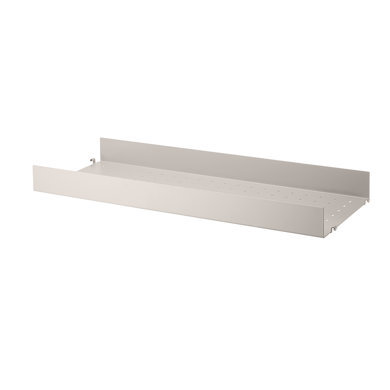 Regalboden von String Furniture in Beige mit hoher Kante und Löcher für Haken im Boden. 