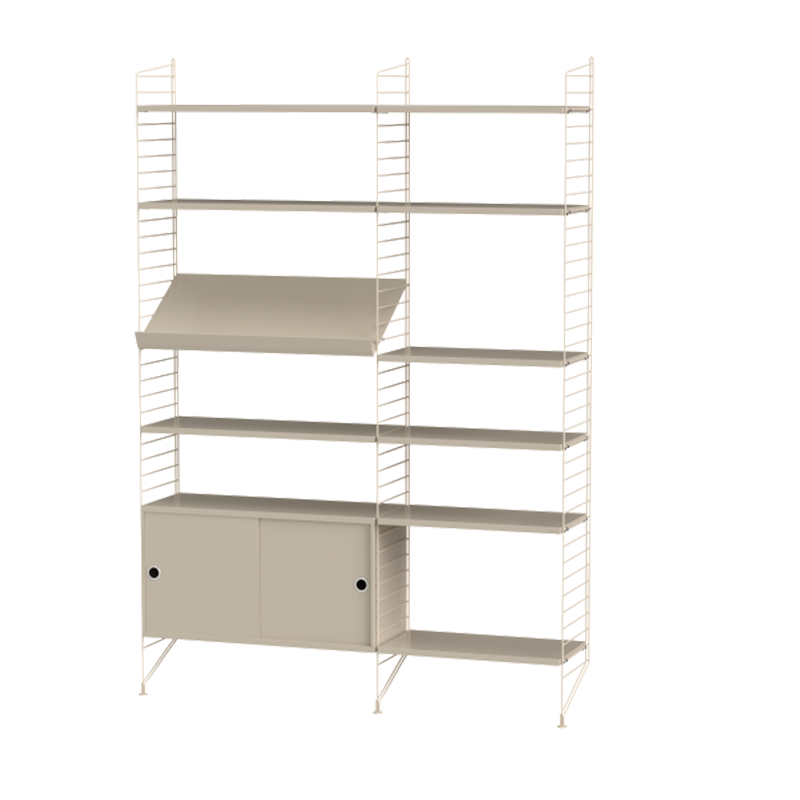 Regalsystem mit 3 Bodenleitern, 9 Regalböden, Schrankelement mit Schiebetüre und Zeitschriftenablege von String Furniture in Beige. 