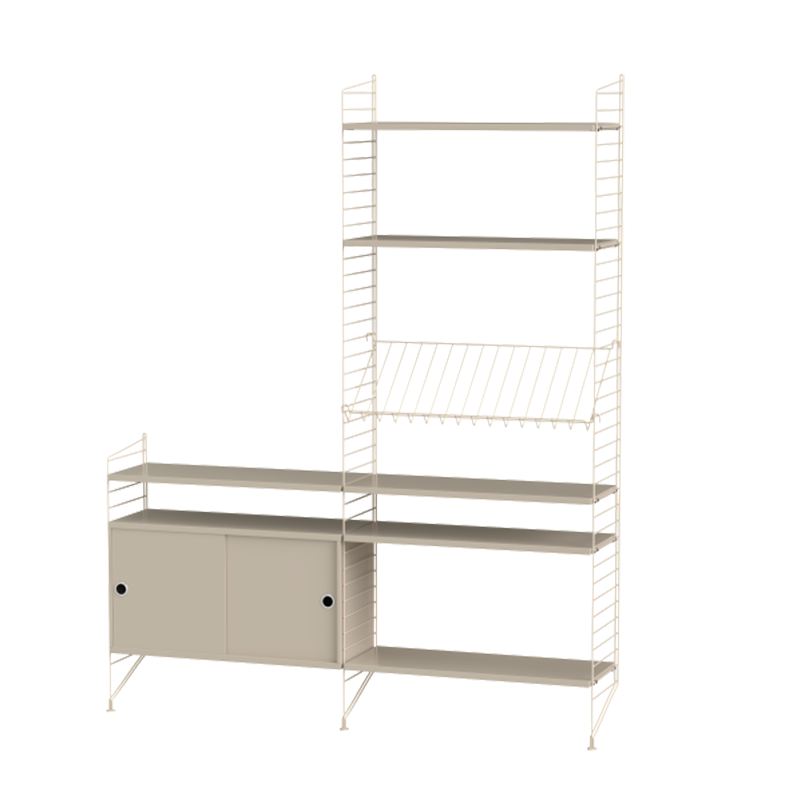 Regalsystem von String mit 3 Bodenleitern, 6 Regalen, einer Zeitschriftenablage und einem Schrankelement mit Schiebetüren in Beige. 