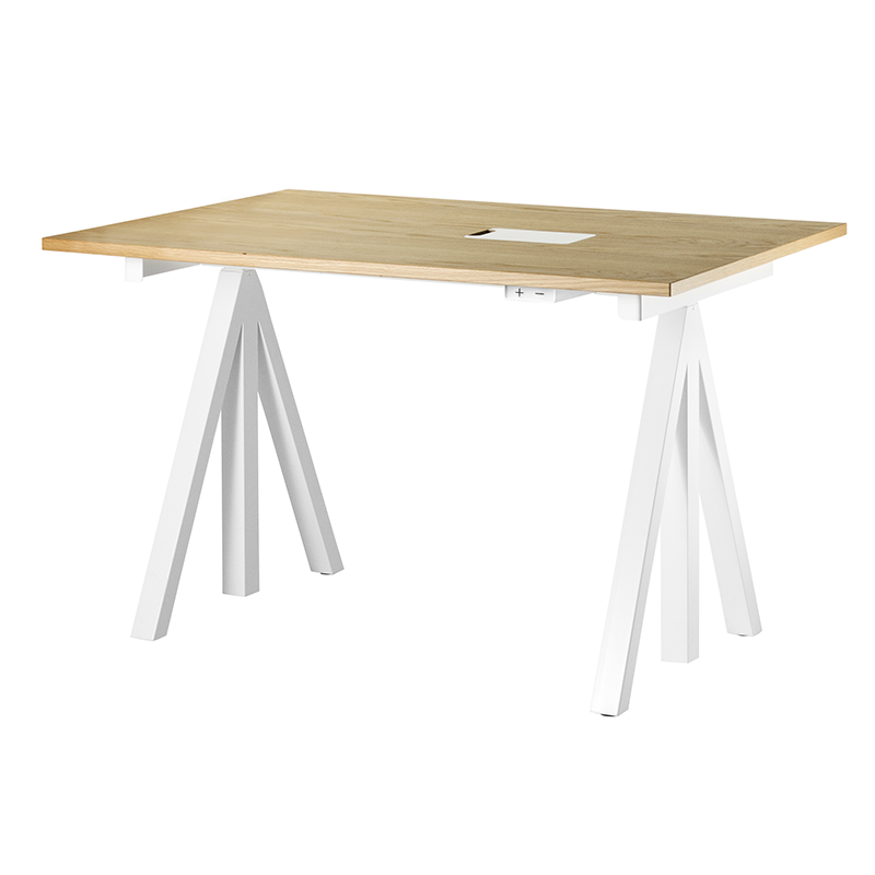 Schreibtisch mit Tischplatte aus Eiche und Tischbeine in Weiss von String Furniture. 