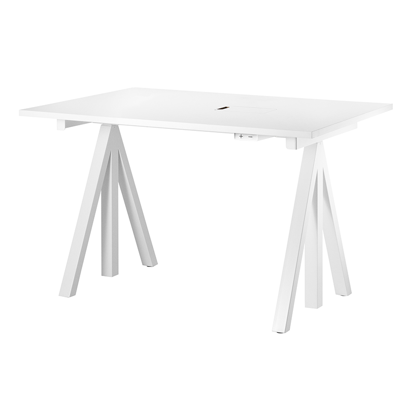 Höhenverstellbarer Schreibtisch in Weiss von String Furniture. 