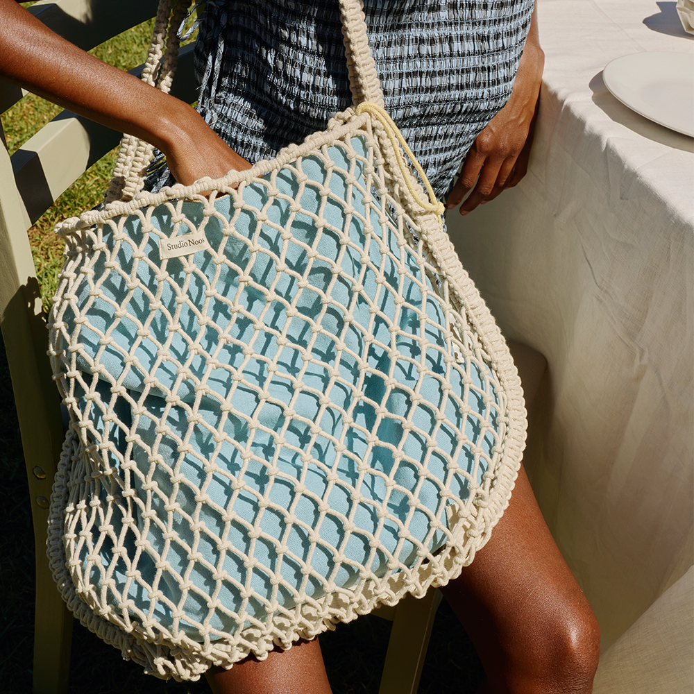 Studio Noos Macramé Tragetasche mit wendbarer Innentasche in Blau-Gelb 'Mom Bag' Natural