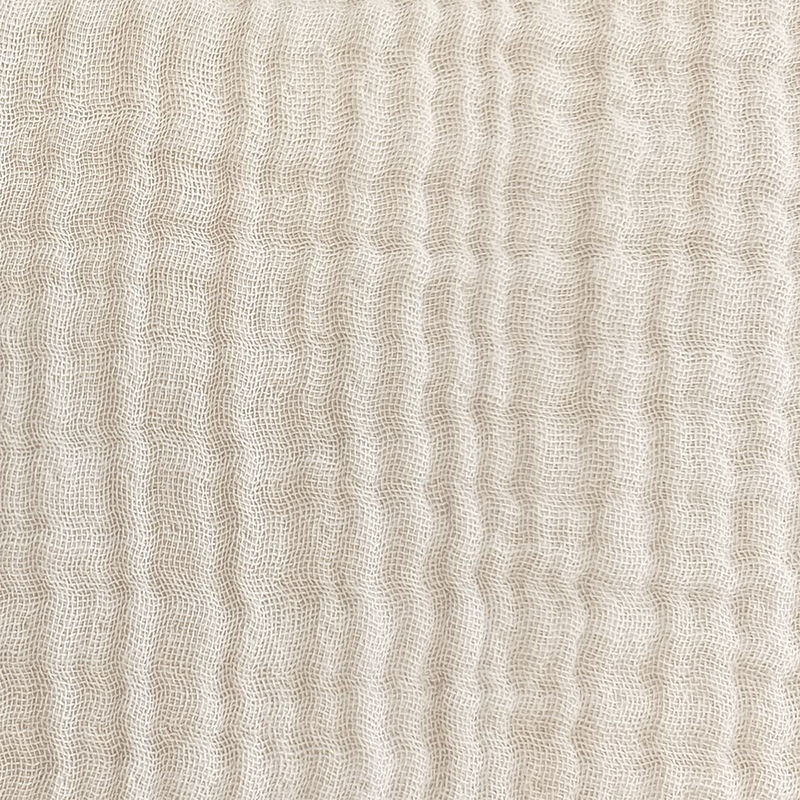 Nahaufnahme von Still- und Schwangerschaftskissen in Beige aus Musselin von Theraline.