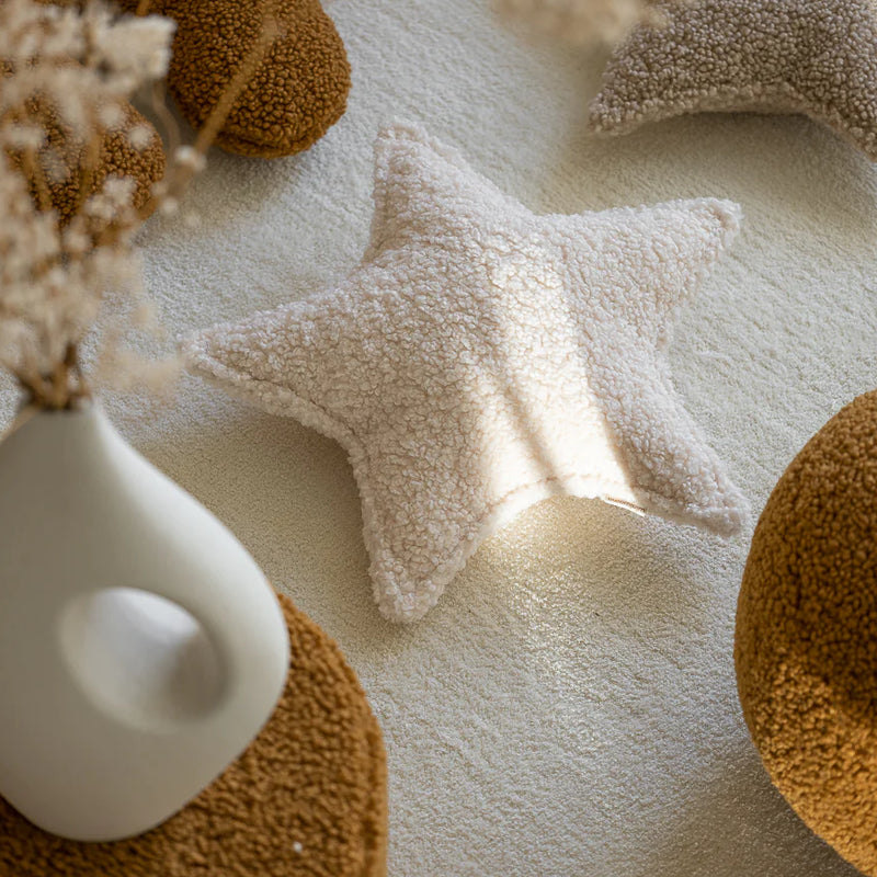 Sternkissen in weissem Teddy-Stoff von Wigiwama