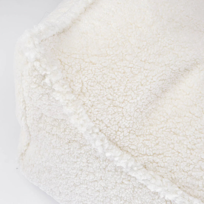 Kinder-Sitzsack aus Teddy-Stoff in Creme-Weiss von Wigiwama