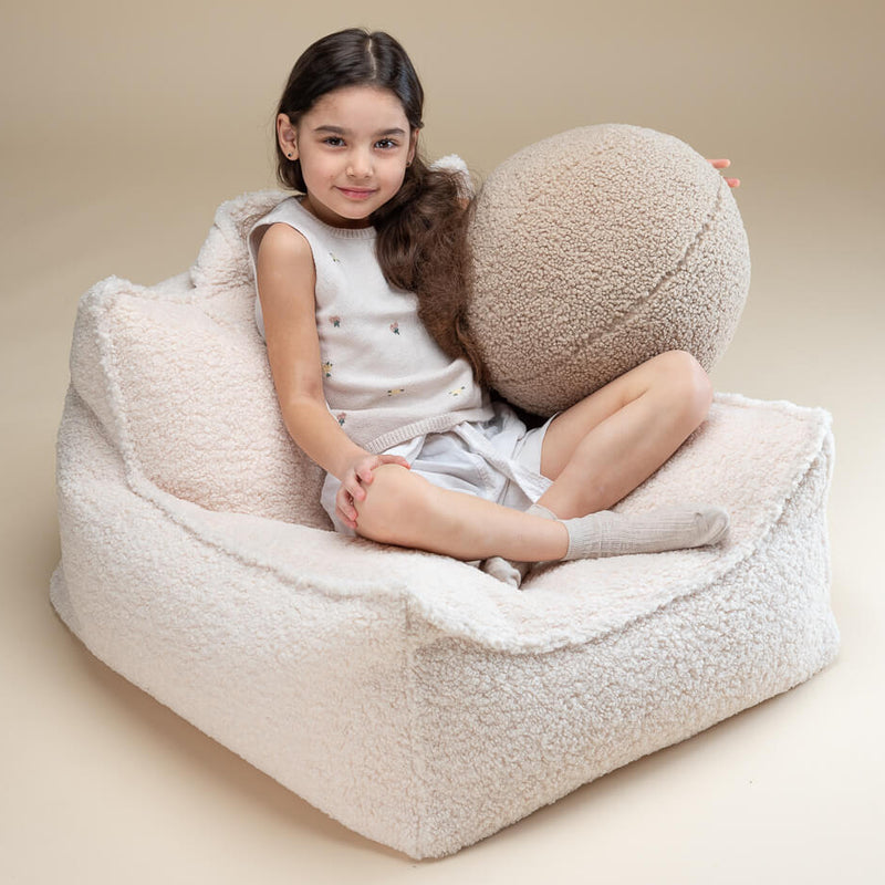 Kinder-Sitzsack aus Teddy-Stoff in Creme-Weiss von Wigiwama