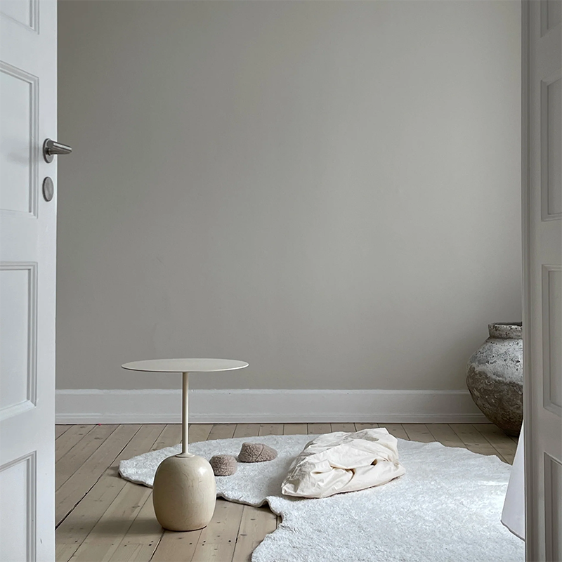 Blick in ein Zimmer mit weissem Teppich in Wolkenform von We are bitte. 