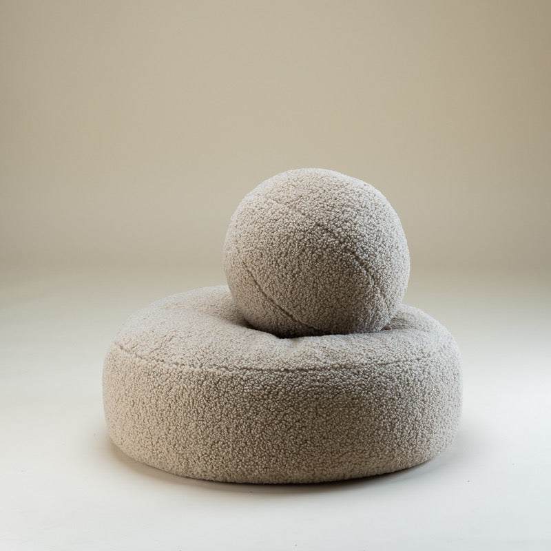 Runder Ottoman und Kugel-Kissen aus weichem Teddy-Stoff in schönem Beige