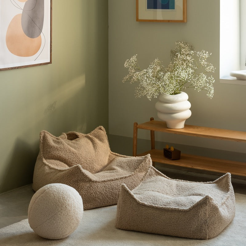 Kuscheliger quadratischer Ottoman von Wigiwama aus weichem Teddy-Stoff in Kombination mit dem Beanbag auch in schönem Beige