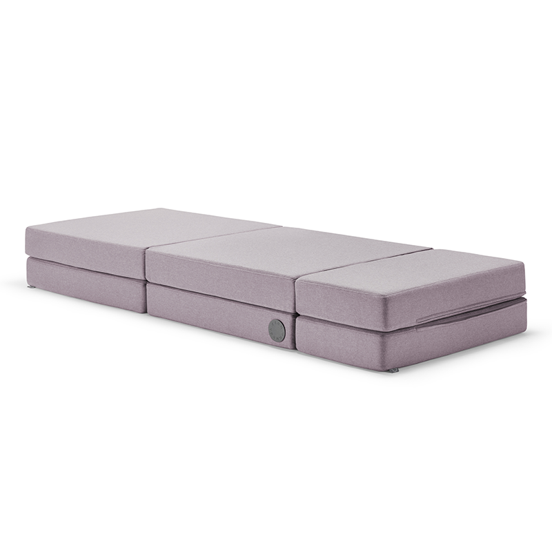 Wonderwuzz Gästebettmodul für Erwachsene für das Spielsofa 'OH SO SOFY' in der Farbe Lilafee ausgebreitet als Einzelbett. 
