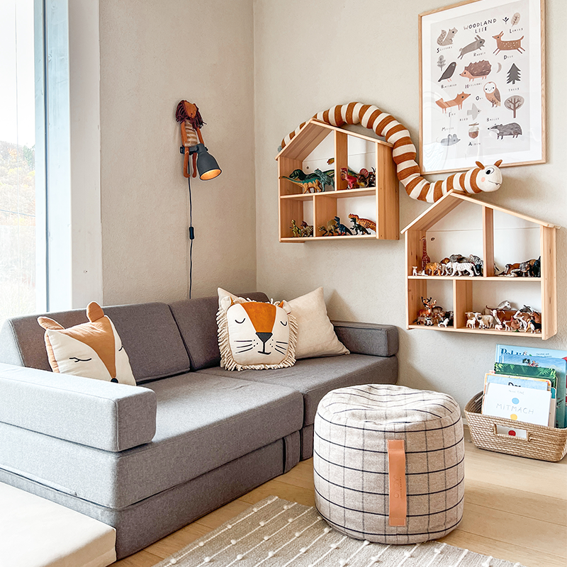 Wonderwuzz modulares Spielsofa 'OH SO SOFY' in der Farbe Grauffelo in einem Kinderzimmer dekoriert mit Kissen. 