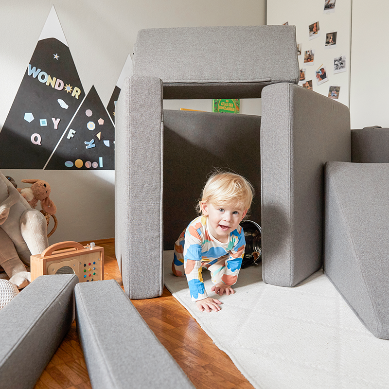 Wonderwuzz modulares Spielsofa 'OH SO SOFY' in der Farbe Grauffelo umgebaut in einen Spieleparcour.