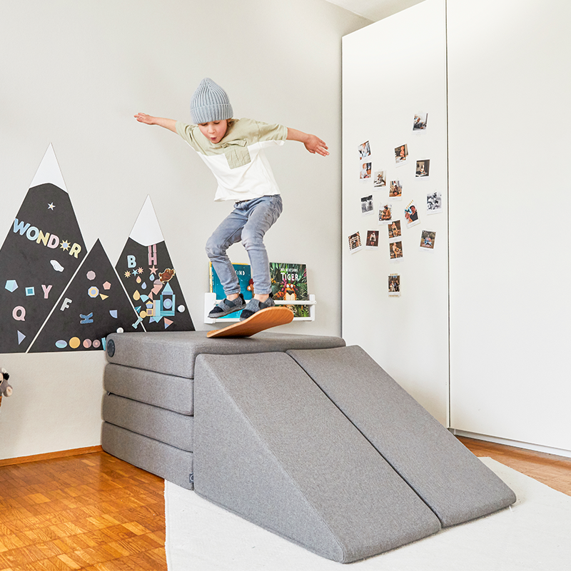 Wonderwuzz modulares Spielsofa 'OH SO SOFY' in der Farbe Grauffelo umgebaut zur Skateboard-Rampe.