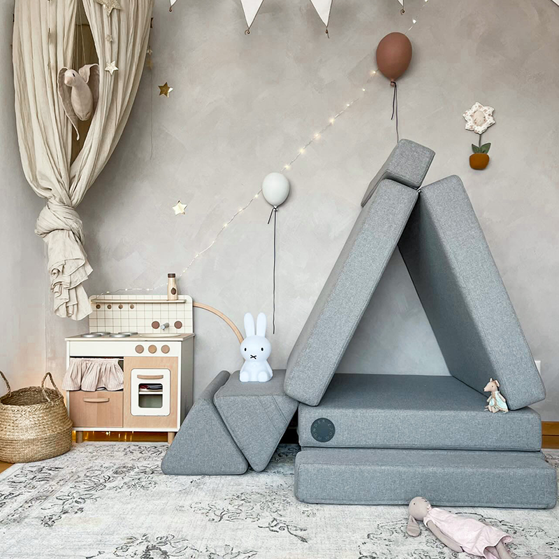 Wonderwuzz modulares Spielsofa 'OH SO SOFY' in der Farbe Grauffelo angeordnet zum Spielen. 