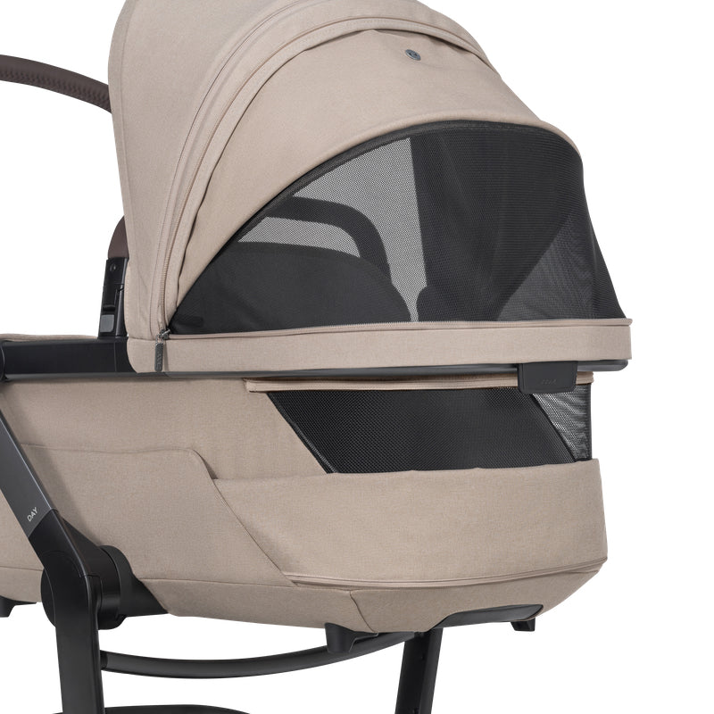 Joolz Day⁵ Kinderwagen in der Farbe Sandy Taupe mit gut belüftetem Sonnenschutz. 
