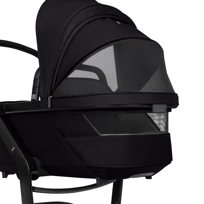 Joolz Day⁵ Kombi-Kinderwagen in der Farbe Space Black mit gut belüftetem Sonnenschutz.