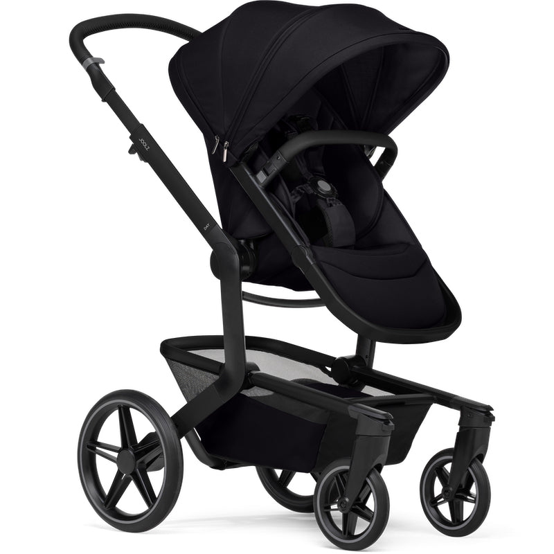 Joolz Day⁵ Kombi-Kinderwagen in der Farbe Space Black in Sitzposition.