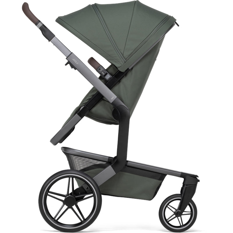 Joolz Day⁵ Kombi-Kinderwagen in der Farbe Forest Green in Sitzposition.