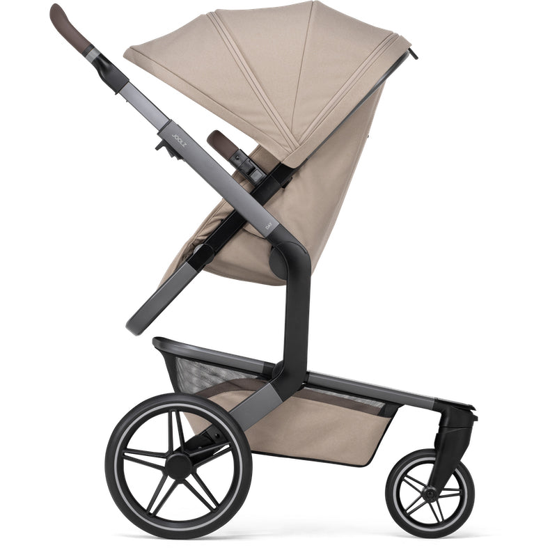 Joolz Day⁵ Kinderwagen in der Farbe Sandy Taupe von der Seite in Sitzposition.