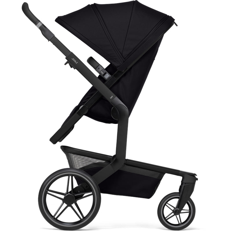 Joolz Day⁵ Kombi-Kinderwagen in der Farbe Space Black mit Sitzposition.