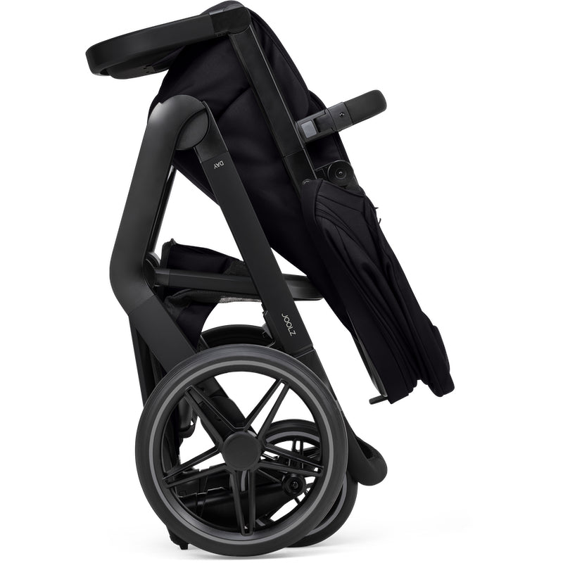 Joolz Day⁵ Kombi-Kinderwagen in der Farbe Space Black zusammengefaltet.