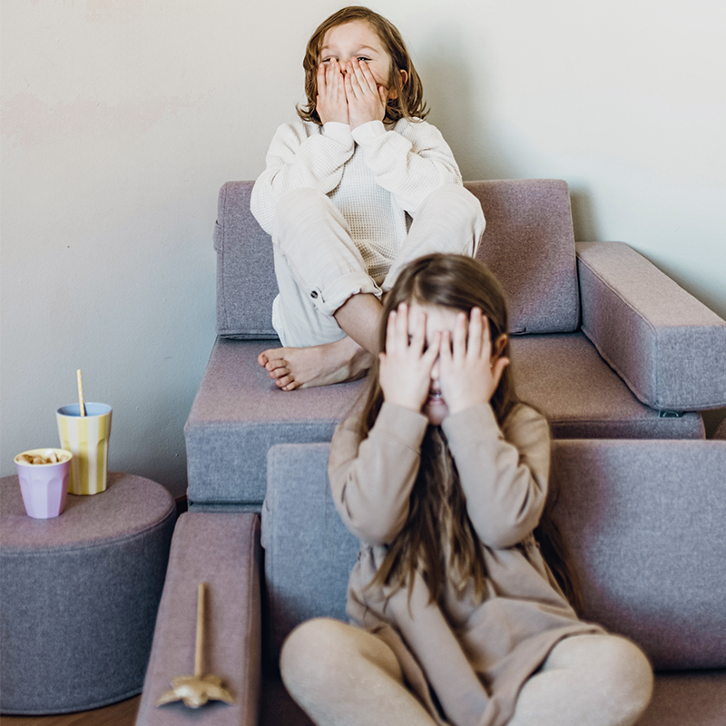 2 Mädchen spielen auf dem Wonderwuzz Spielsofa 'Oh so sofy' in der Farbe lilfafee